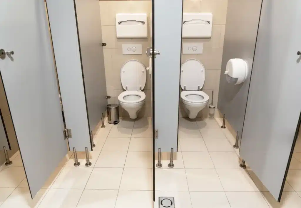 papel higiénico industrial Biolimpio en baños públicos